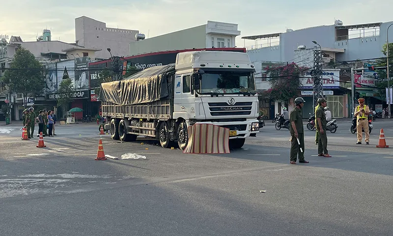 Xe tải đụng xe máy, hai phụ nữ đang đi chợ bị thương vong