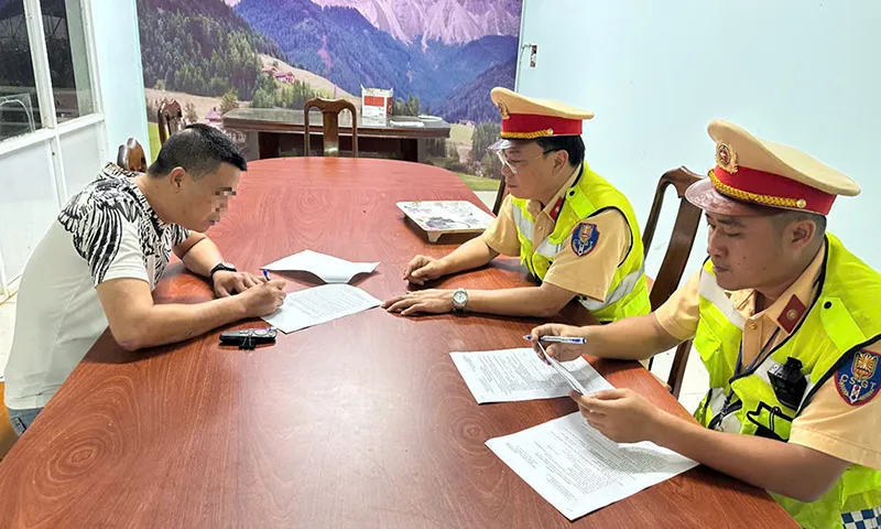 Xe khách chở quá tải 21 người, phạt 234,5 triệu đồng, bất ngờ bằng lái tài xế