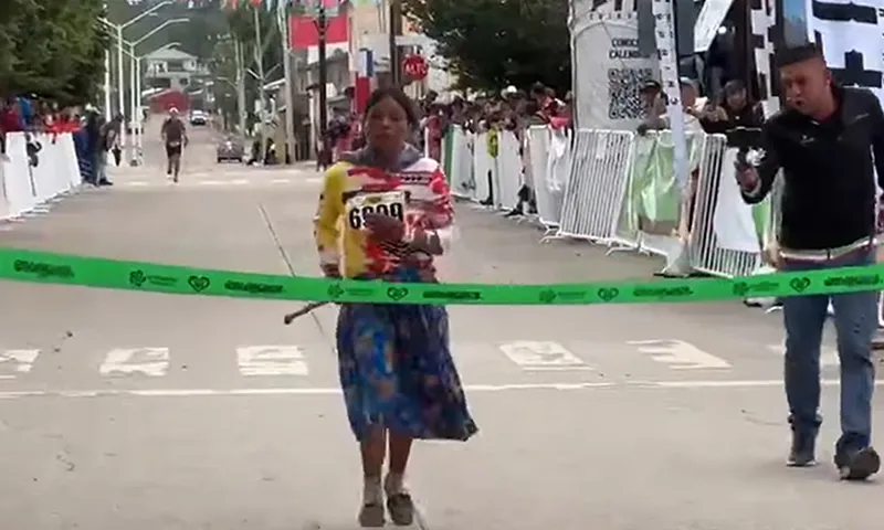 Bất ngờ người phụ nữ về nhất cuộc thi siêu marathon dài 68km