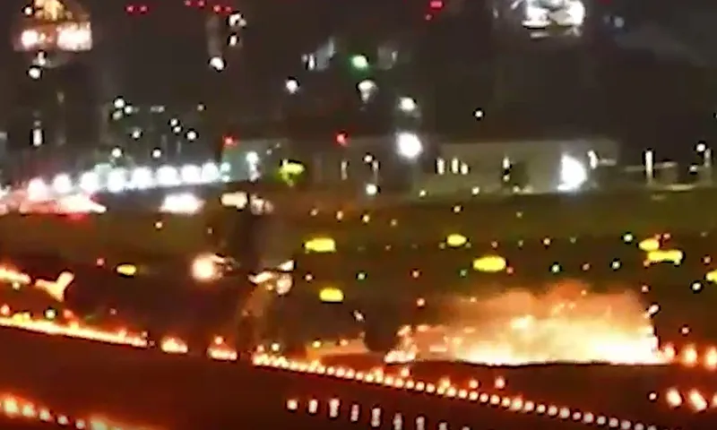 Clip: Kinh hoàng máy bay hạ cánh xuống đường băng trong cơn bão