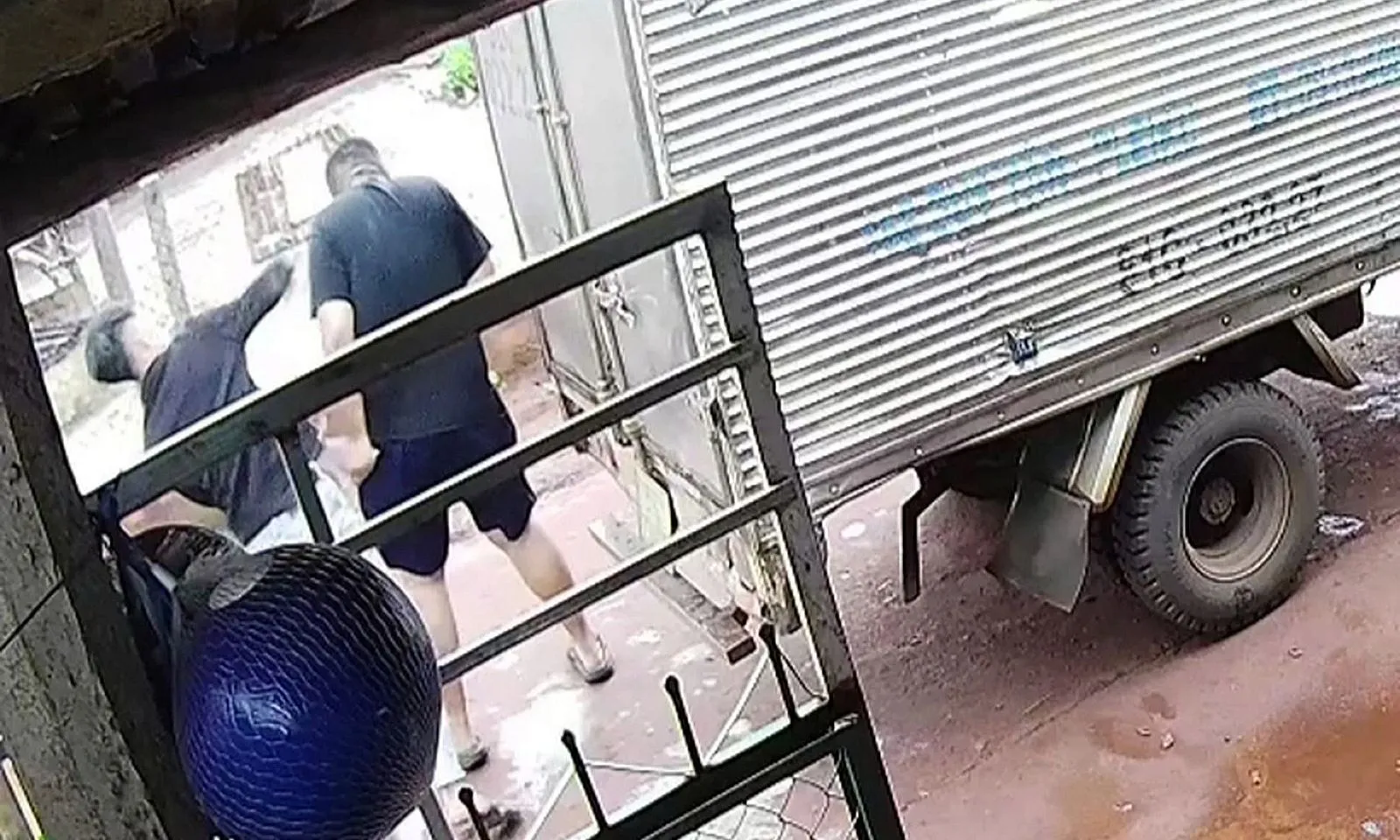 Gia Lai: Thanh niên giao nước đá bị hành hung, bị dọa “chôn sống”