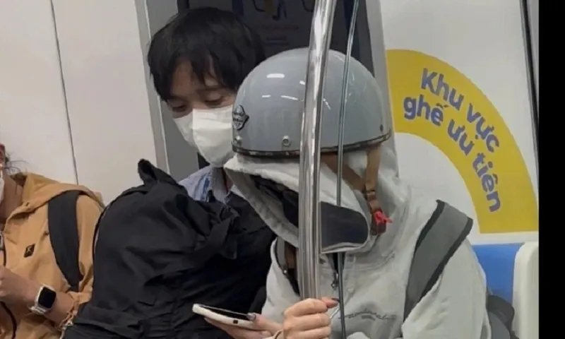 Hình ảnh ghi lại người đàn ông sàm sỡ cô gái