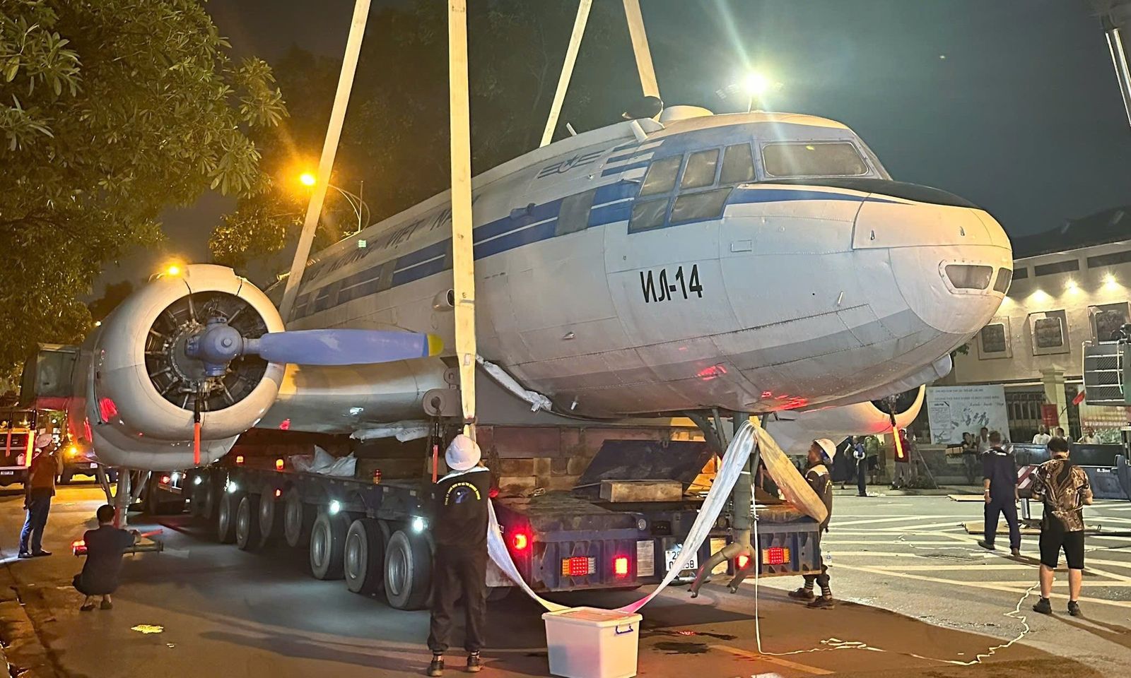 Di chuyển máy bay IL-14 từng chở Bác Hồ tới Trung tâm Triển lãm quốc gia