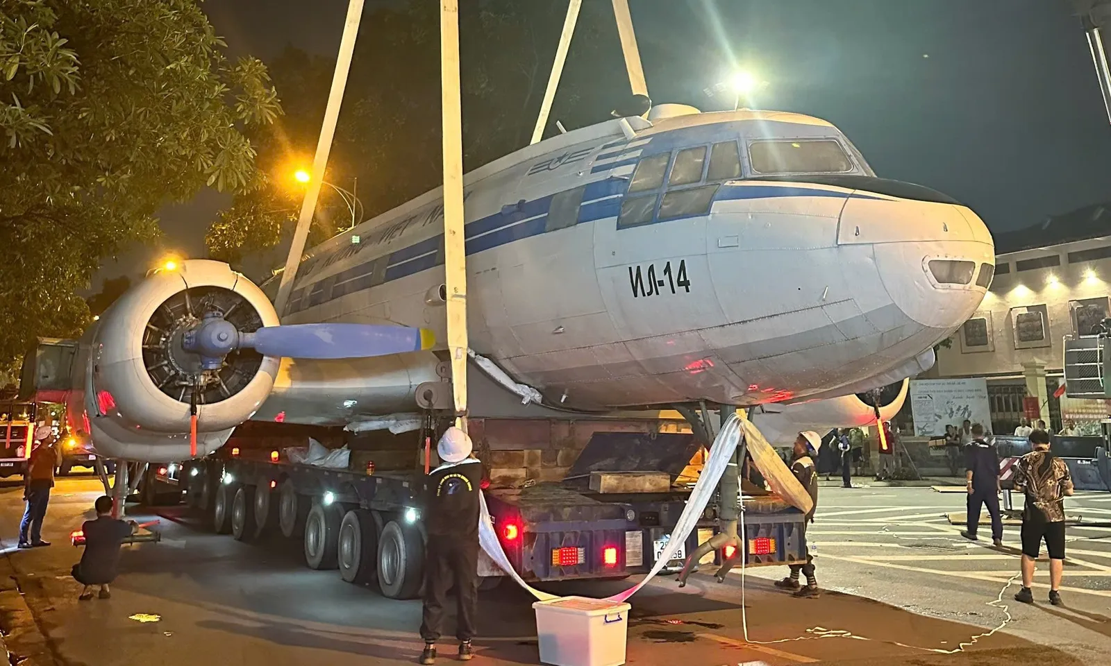 Di chuyển máy bay IL-14 từng chở Bác Hồ tới Trung tâm Triển lãm quốc gia