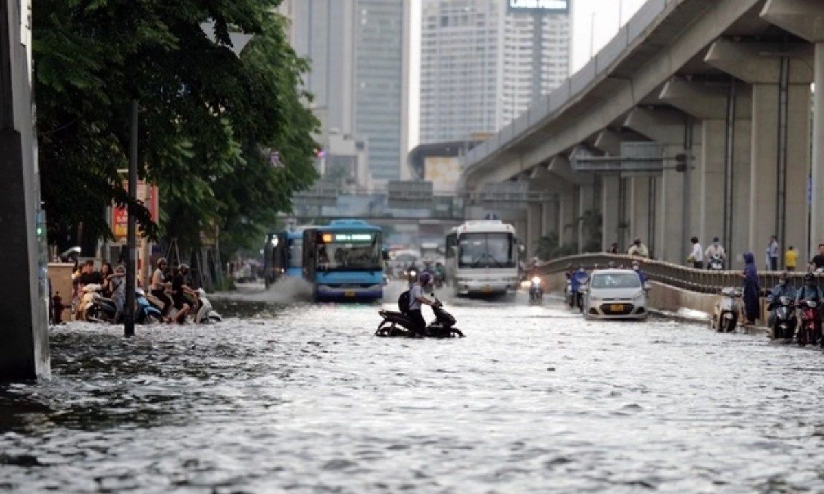 Mưa lớn tràn về Hà Nội, nhiều tuyến phố ngập nặng