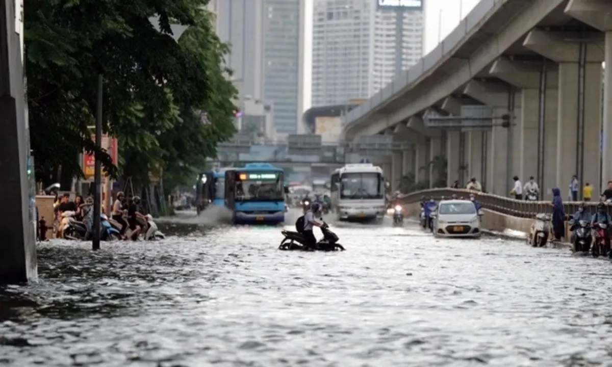 Mưa lớn tràn về Hà Nội, nhiều tuyến phố ngập nặng