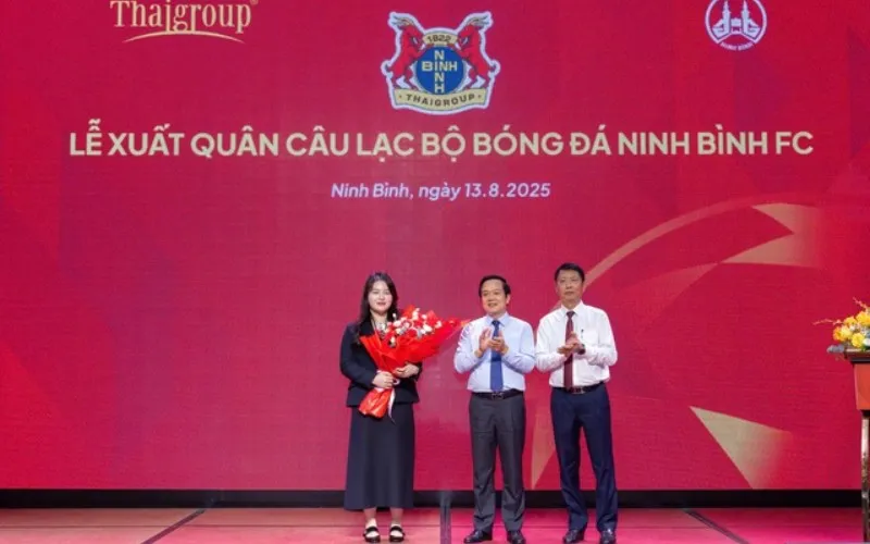 Chủ tịch CLB Ninh Bình Nguyễn Ngọc Mỹ Anh nhận hoa chúc mừng từ Chủ tịch tỉnh Ninh Bình Phạm Quang Ngọc (Ảnh: CLB Ninh Bình)