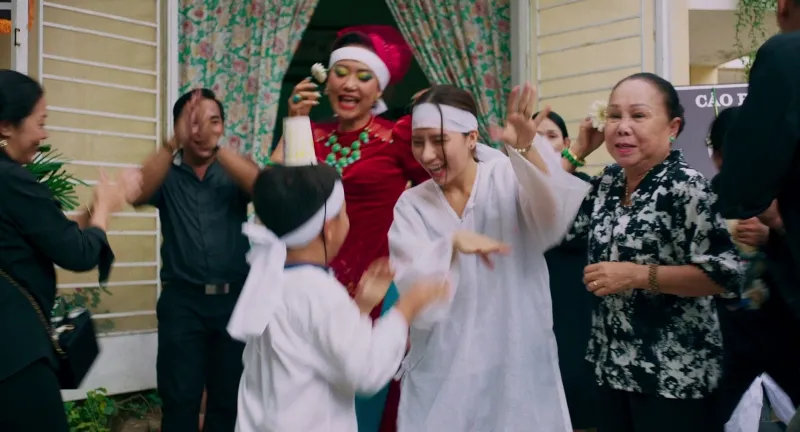 pha-dam-sinh-nhat-me-hoa-tang-le-voi-nhieu-cu-twist-gay-soc 20250815-091534-27