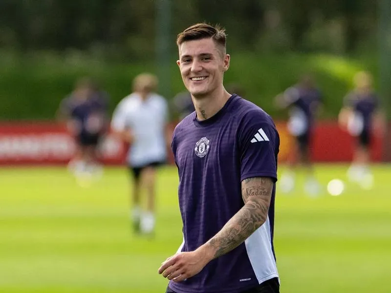 Benjamin Sesko được khen ngợi vì từ chối lương cao của Newcastle. Ảnh: Internet
