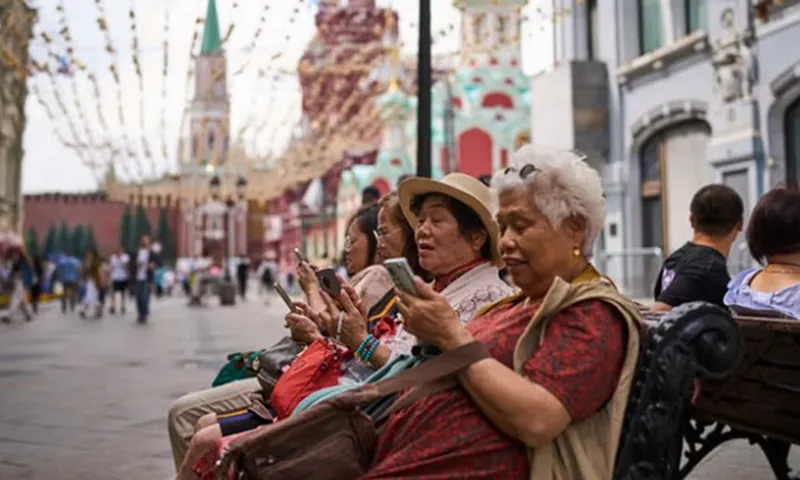 Theo dịch vụ giám sát truyền thông Nga Mediascope, WhatsApp vào tháng 7 là nền tảng phổ biến nhất ở Nga, với hơn 96 triệu người dùng hàng tháng - Ảnh AP