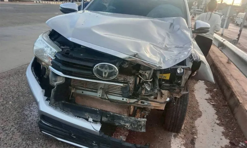 Video clip: Xe bán tải vượt đèn đỏ đụng xe máy ở Thái Lan