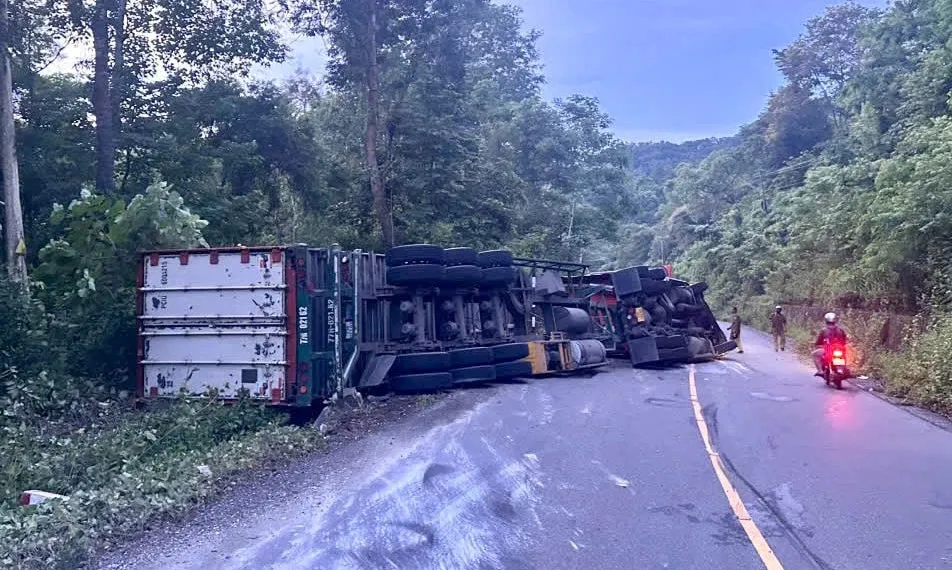 Xe đầu kéo chở sầu riêng lật nghiêng trên Quốc lộ 28, tỉnh Lâm Đồng