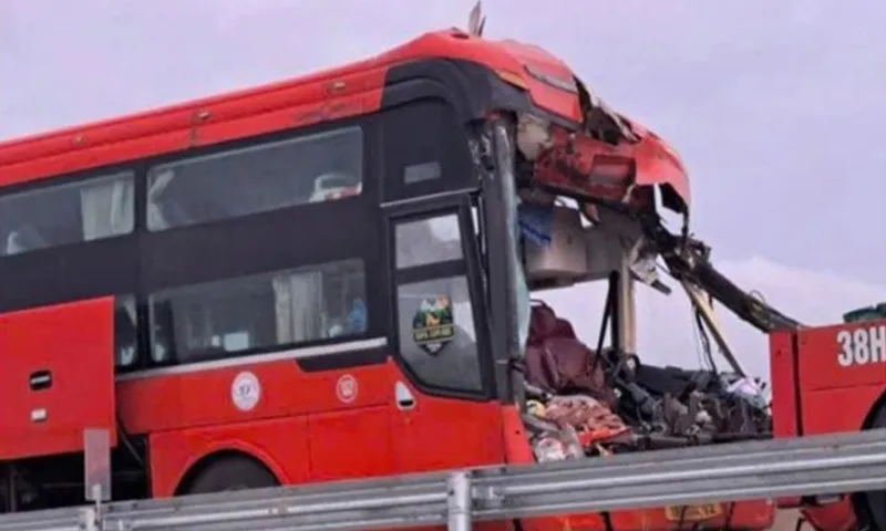 Xe khách giường nằm tông đuôi container trên cao tốc, tài xế kẹt trong cabin