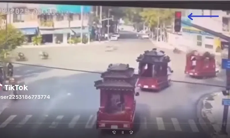 Clip: Đoàn xe tang chạy vượt đèn đỏ, đúng hay sai?