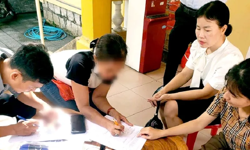 Kiểm tra quán bún vỉa hè ở Huế sau phản ánh rửa tô bằng nước lã 
