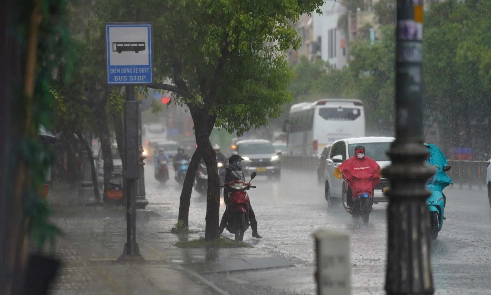 Vùng áp thấp trên Biển Đông có khả năng mạnh lên, nhiều nơi mưa to