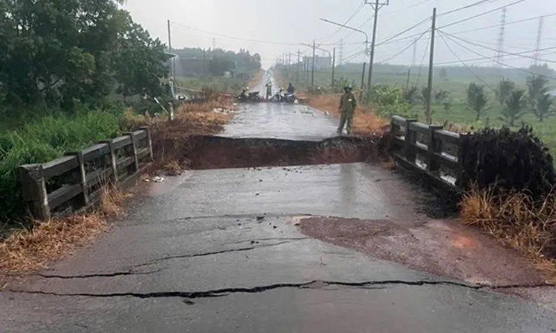 Sập lún một đoạn cầu dân sinh ở Đồng Nai