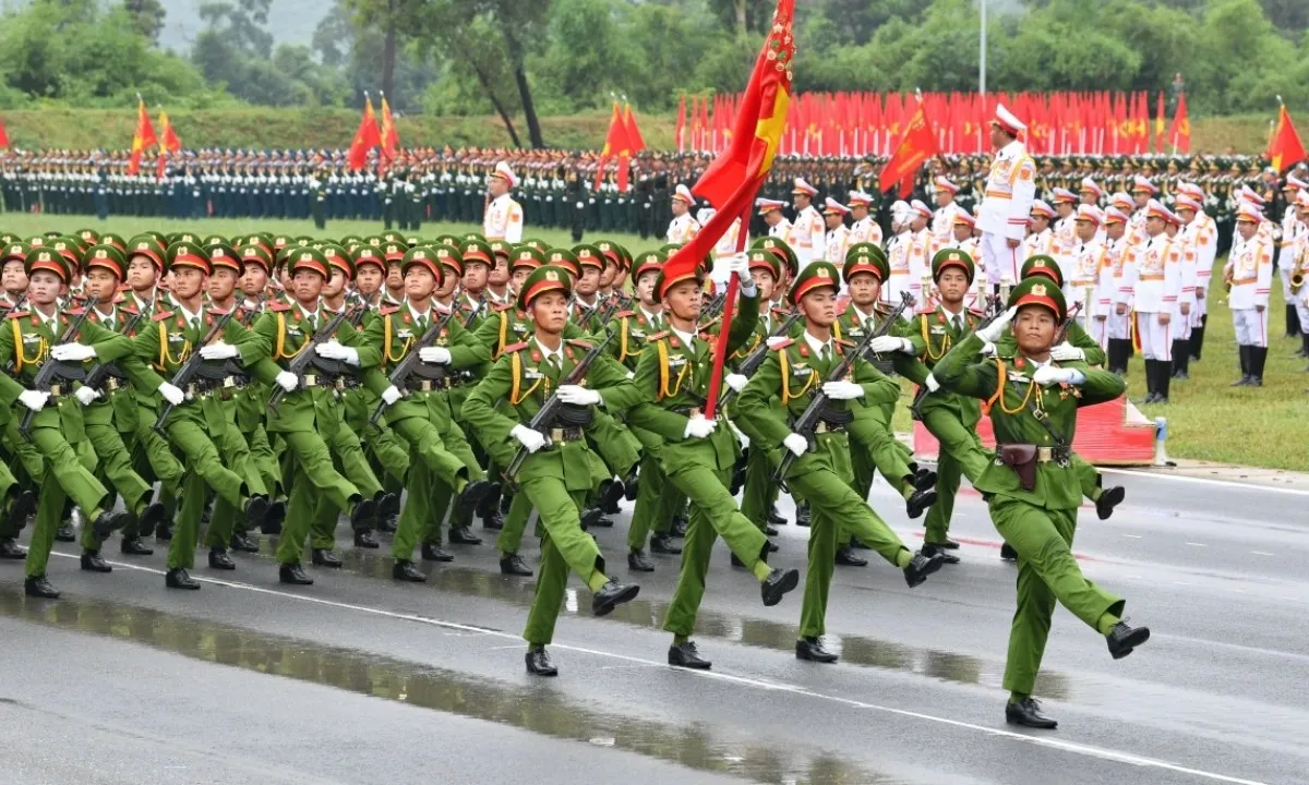 Hơn 16.000 chiến sĩ tổng hợp luyện diễu binh, diễu hành dưới mưa