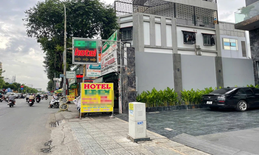 Người đàn ông bị thương vùng cổ sau xung đột với bạn gái tại khách sạn