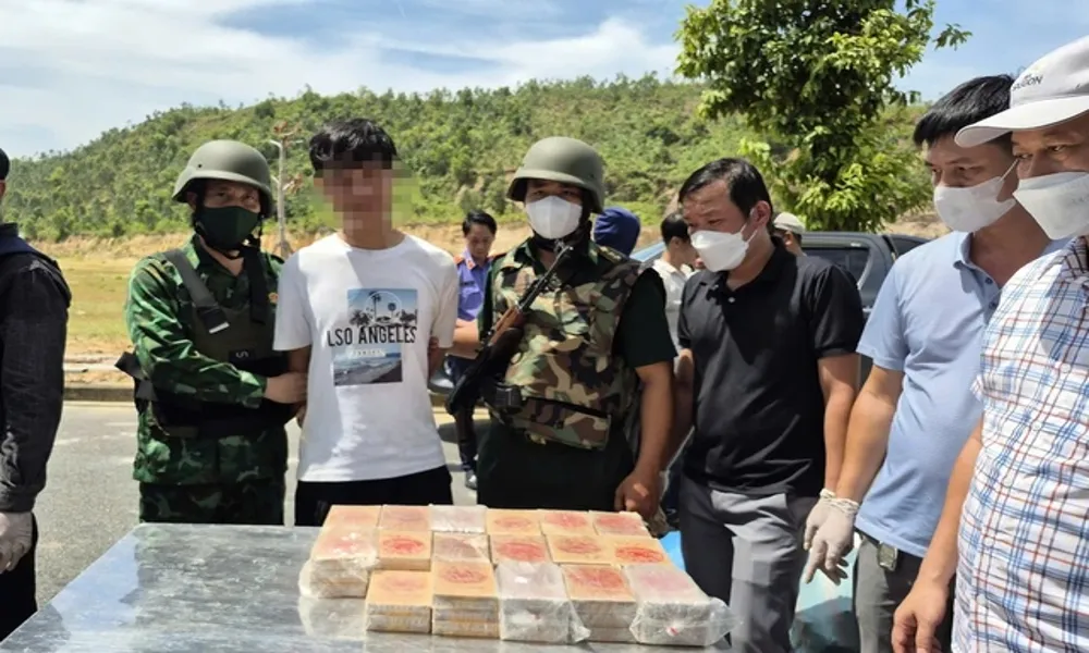 Hai nghi phạm bị bắt khi vận chuyển gần 300 kg ma túy xuyên biên giới