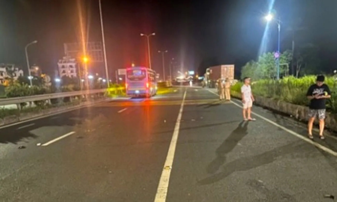 Hiện trường vụ tai nạn do người đi bộ băng qua dải phân cách