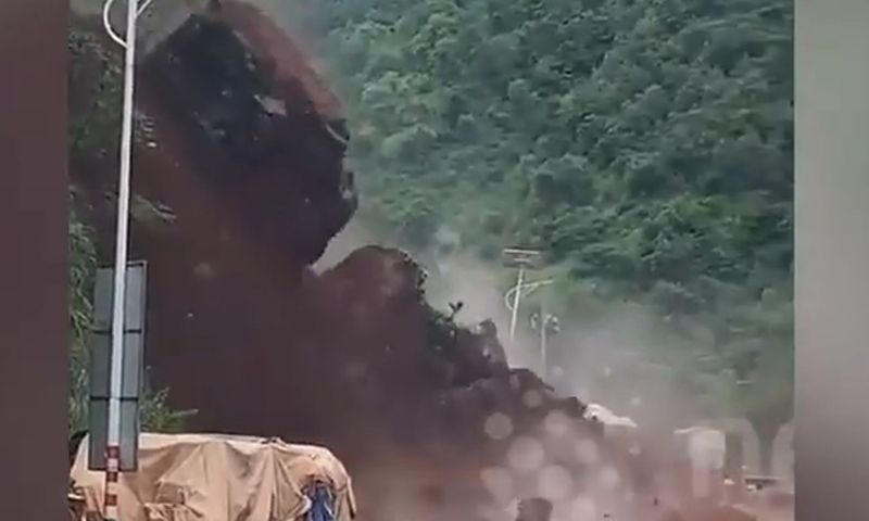 Clip: Sạt lở đường đèo ở Trung Quốc, cha con chạy khỏi ô tô thoát nạn