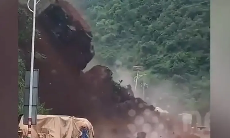 Clip: Sạt lở đường đèo ở Trung Quốc, cha con chạy khỏi ô tô thoát nạn