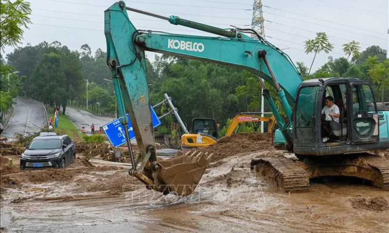 Huy động phương tiện xử lý bùn trên tuyến phố bị ngập do mưa lũ ở thành phố Triệu Khánh, tỉnh Quảng Đông, Trung Quốc, ngày 5 8 - Ảnh minh họa TTXVN