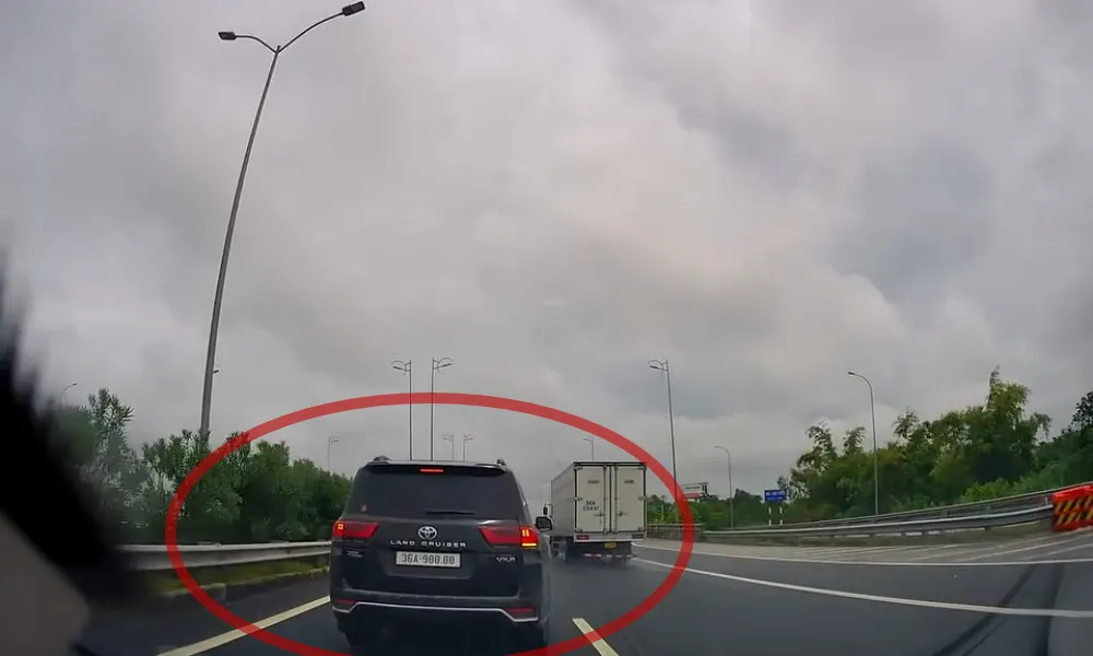Video clip: Tài xế xe SUV thắng gấp trên cao tốc Cầu Giẽ - Ninh Bình, suýt gây tai nạn
