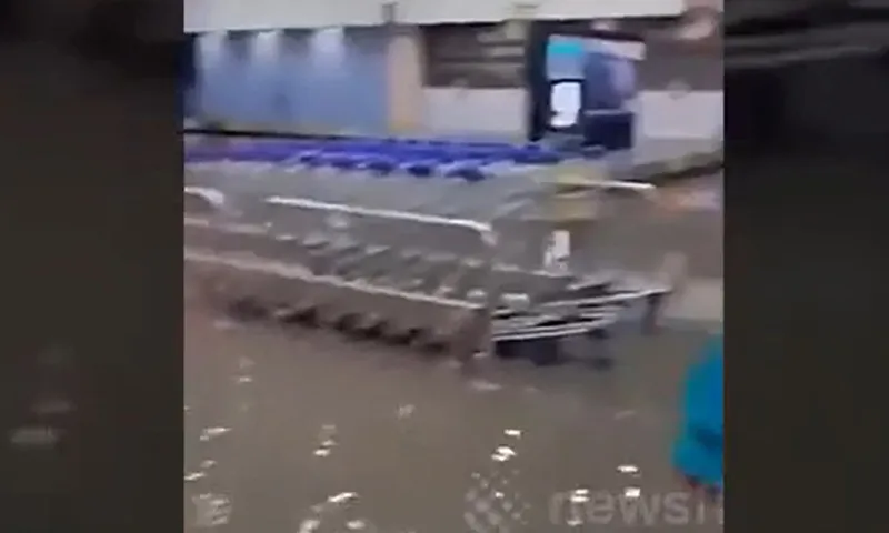 Clip: Sân bay quốc tế phải tạm ngưng hoạt động vì mưa lớn ngập nước