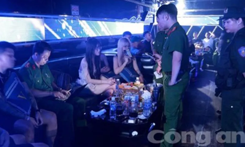 Lực lượng Công an kiểm tra, phát hiện 145 người dương tính với các ma túy tại 2 quán bar. Ảnh CAO