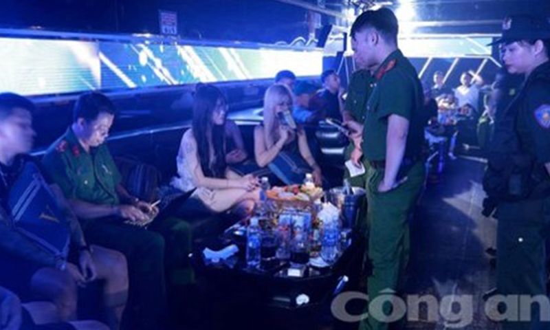 Kiểm tra 2 quán bar, phát hiện 145 người dương tính ma túy