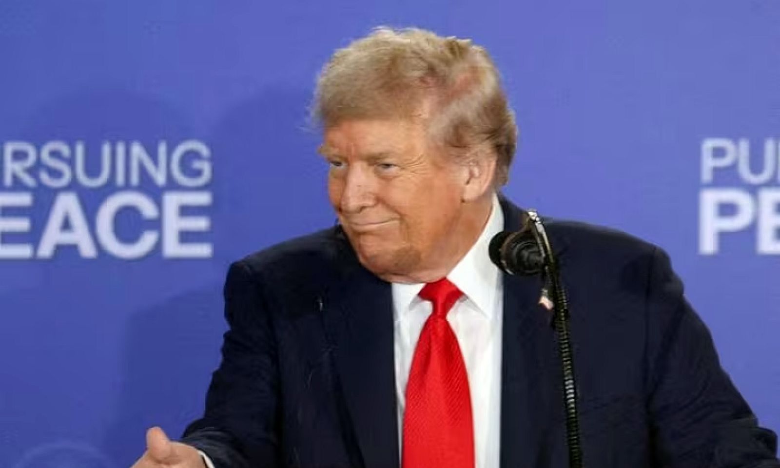 Tổng thống Trump bỏ yêu cầu ngừng bắn ở Ukraine, hướng đến một hiệp định hòa bình 