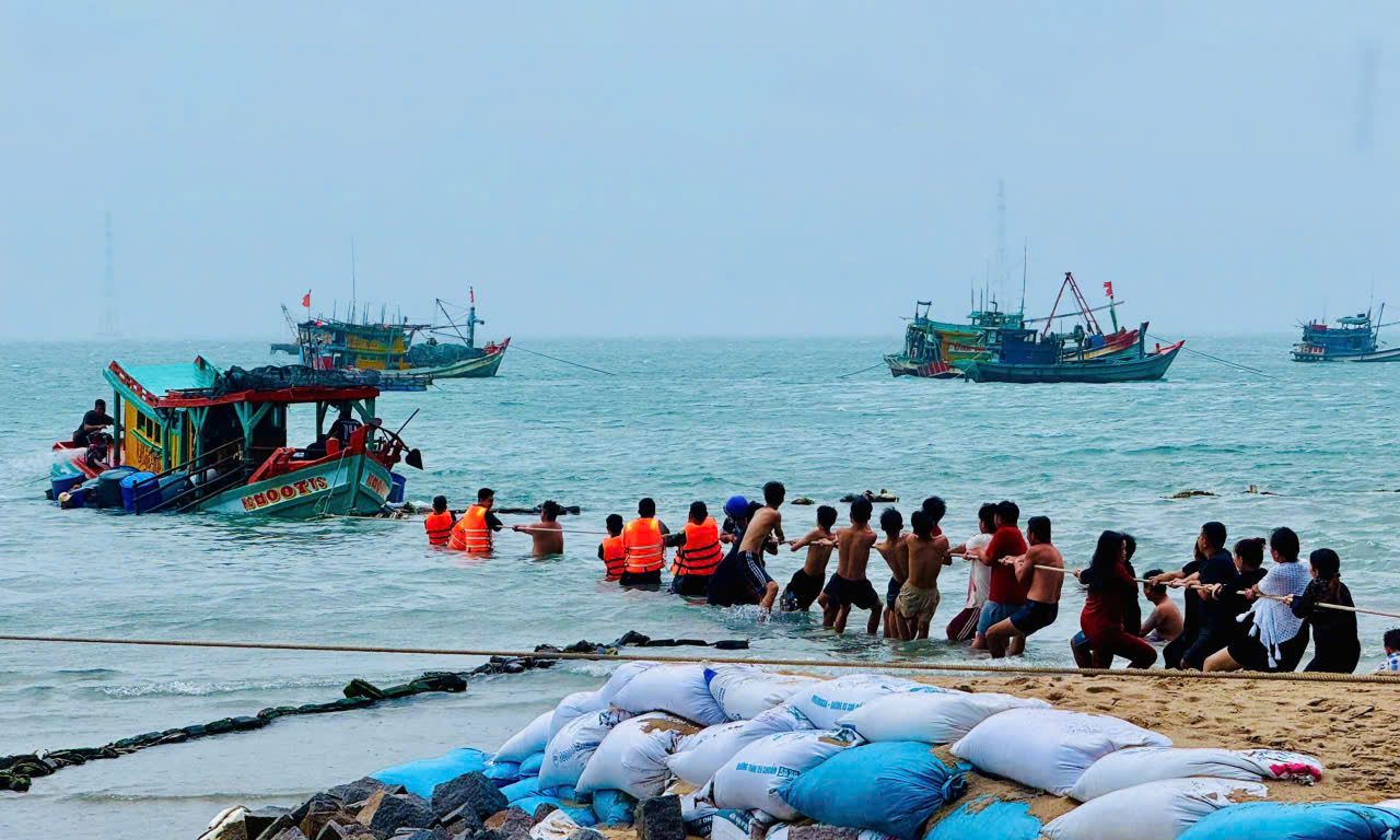 BĐBP An Giang kịp thời cứu kéo một tàu gỗ bị sóng đánh chìm tại vùng biển Lại Sơn