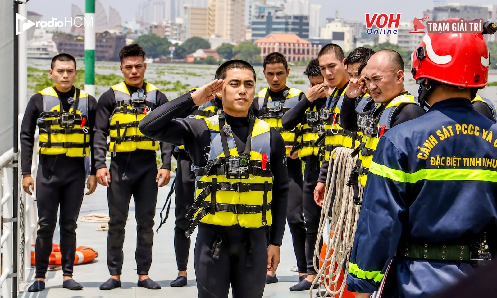 Dàn cast Chiến Sĩ Quả Cảm giải cứu 200 nạn nhân mắc kẹt giữa sông