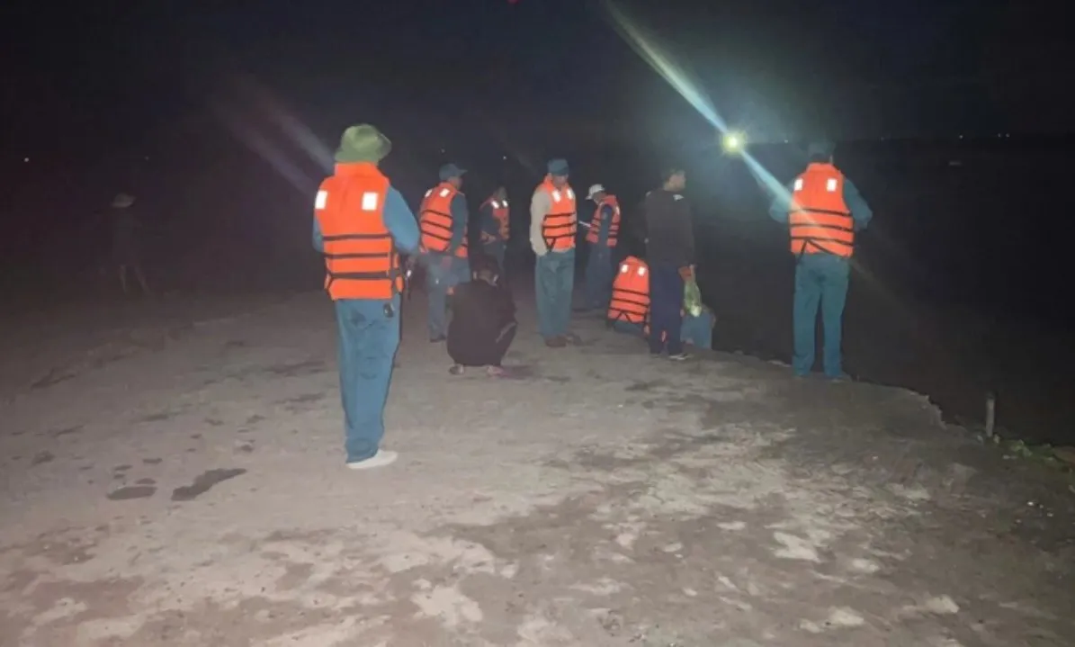 Quảng Ninh: Lật thuyền chở 17 người trên biển, 2 người tử vong