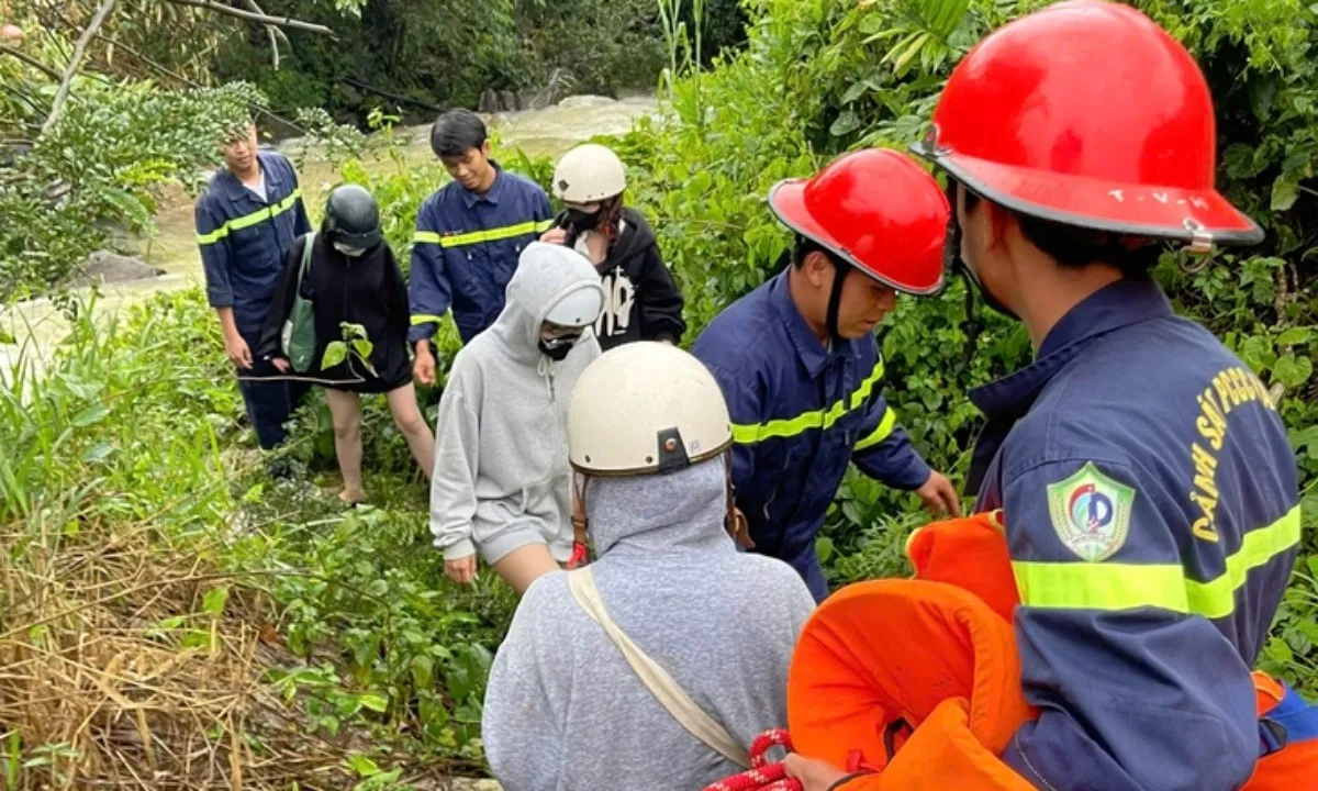 Lâm Đồng: Giải cứu 4 nữ sinh mắc kẹt giữa lũ rừng khi đi dã ngoại