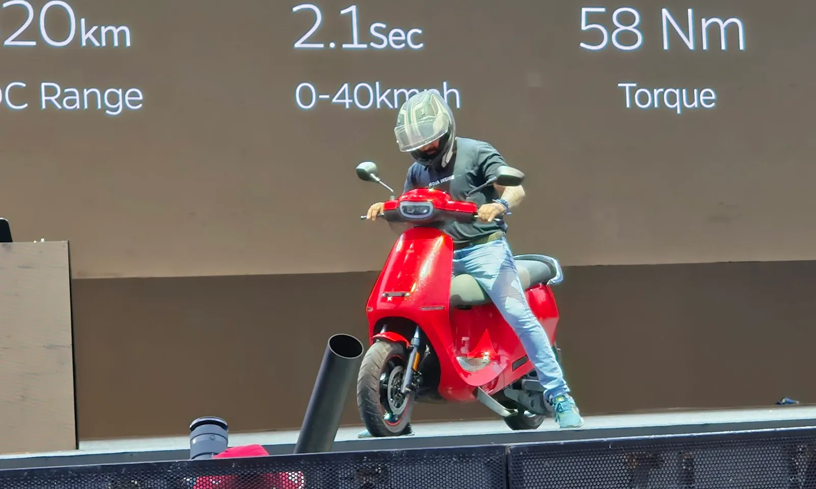 Mẫu xe máy điện có trang bị ADAS lần đầu tiên ra mắt tại Ấn Độ