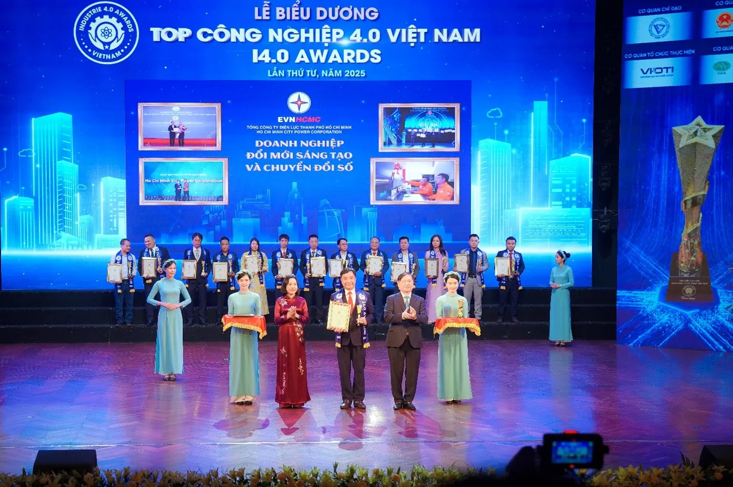 hinh-minh-hoa-ba-nguyen-thi-thanh-pho-chu-tich-quoc-hoi-trao-giai-thuong-cong-nghiep-4-0-cho-evnhcmc-ngay-23062025_20250818153603