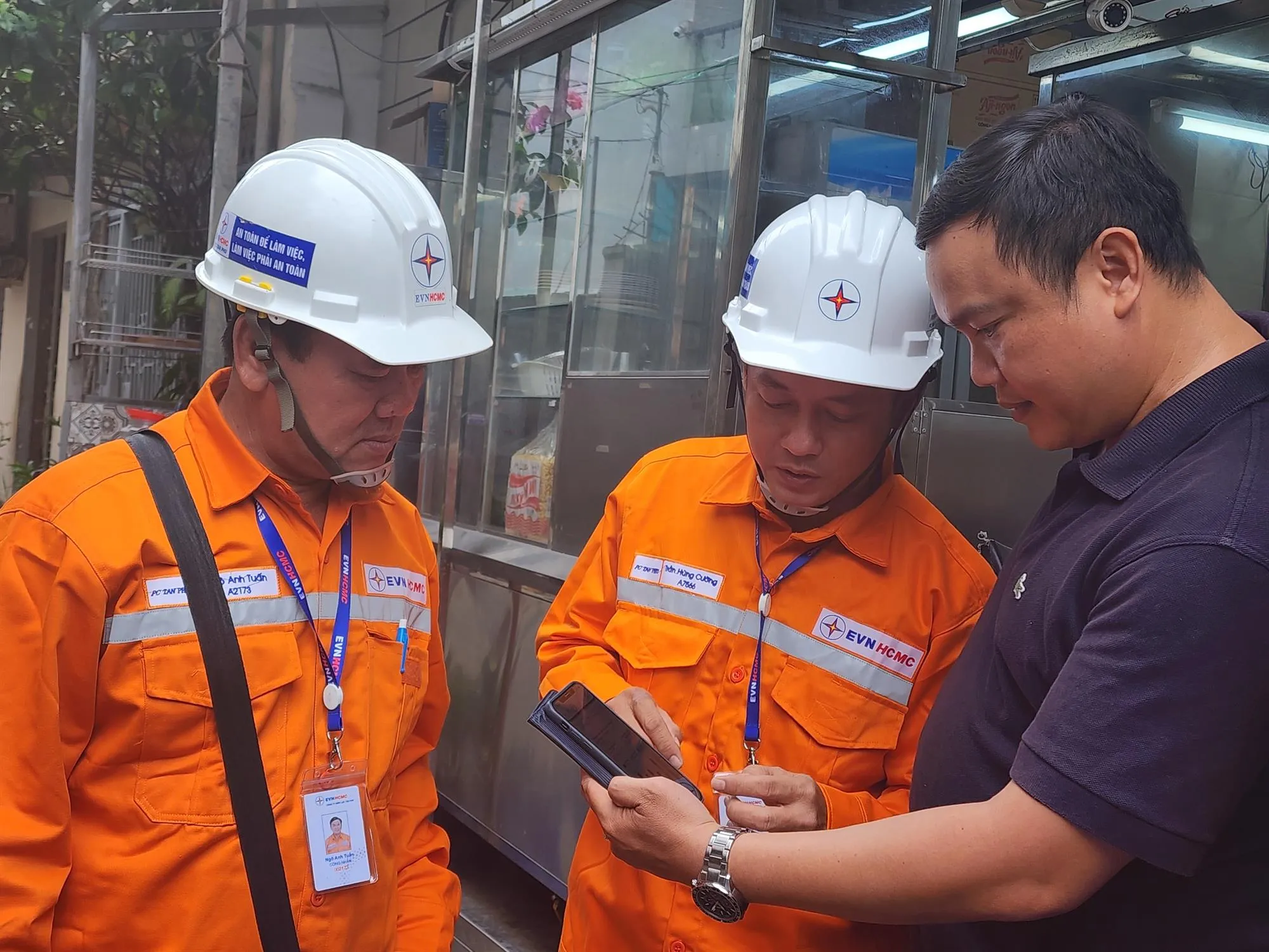 hinh-minh-hoa-nhan-vien-evnhcmc-huong-dan-khach-hang-thanh-toa-tien-dien-qua-app-ngay-17062025_20250818153604