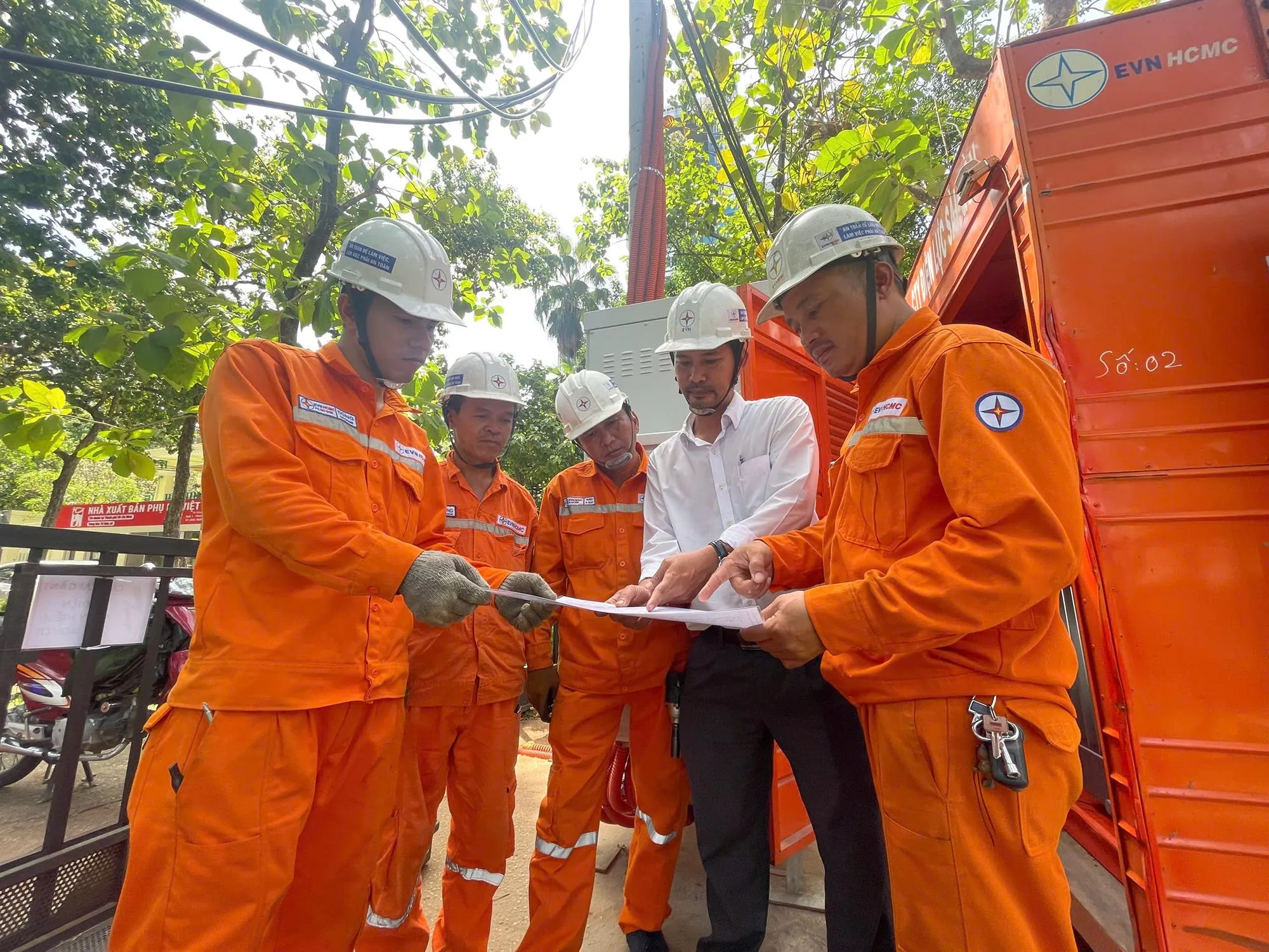 hinh-minh-hoa-nhan-vien-nganh-diien-tich-cuc-kiem-tra-he-thong-dien-tren-dia-ban-tphcm-moi-ngay-14082025_20250818153604