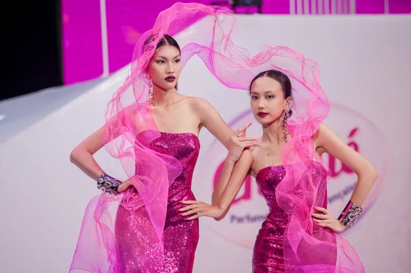 thanh-hang-cam-tay-chi-viec-cho-thi-sinh-truoc-khi-den-san-runaway-lien-hoan20250818-102029-27