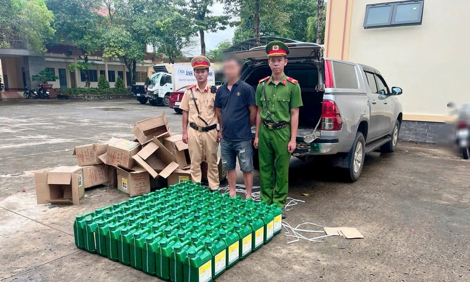 Bắt giữ xe tải chở 18 thùng thuốc diệt cỏ không rõ nguồn gốc