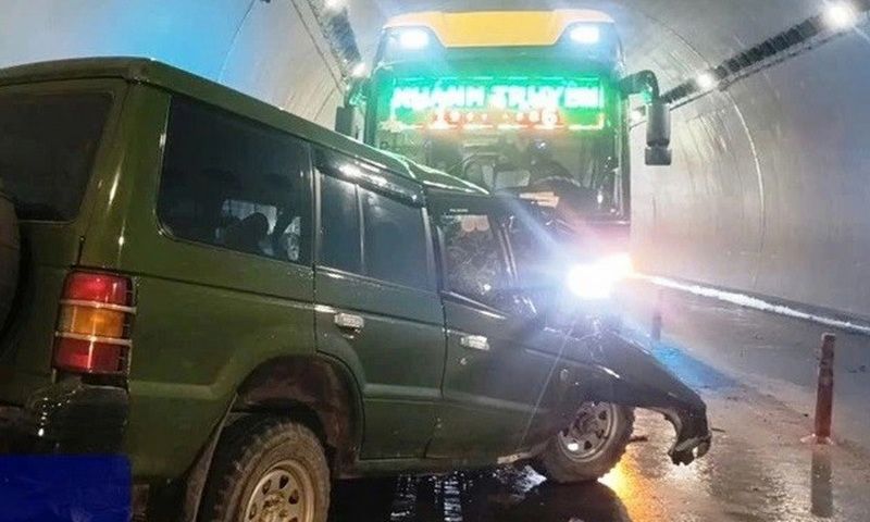 Xe khách va chạm ô tô 7 chỗ trong hầm Đèo Ngang, 2 người tử vong