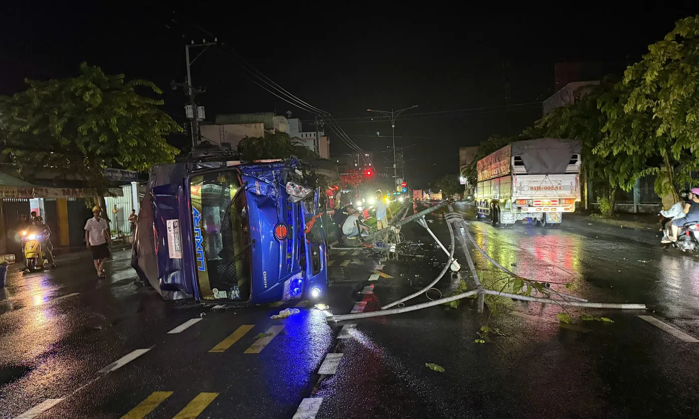 Xe tải lật ngang trên Quốc lộ 60, may mắn không có thương vong