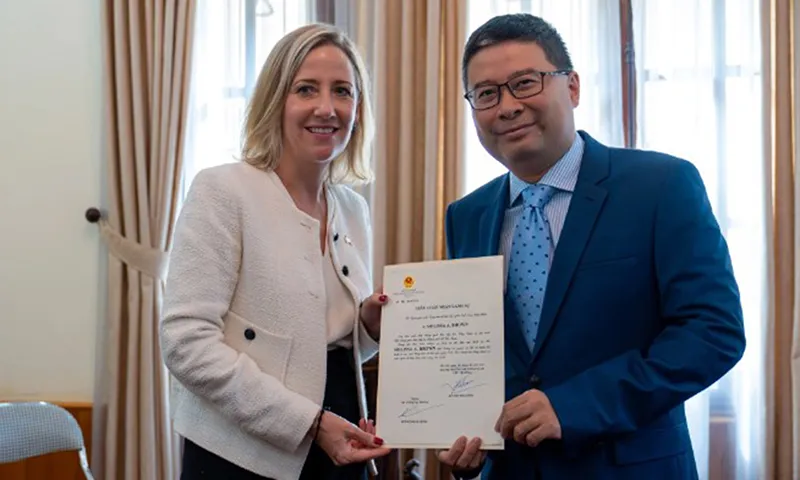 Bà Melissa A. Brown trình Thư ủy nhiệm tới ông Doãn Hoàng Minh, Cục trưởng Cục Lãnh sự, Bộ Ngoại giao Việt Nam