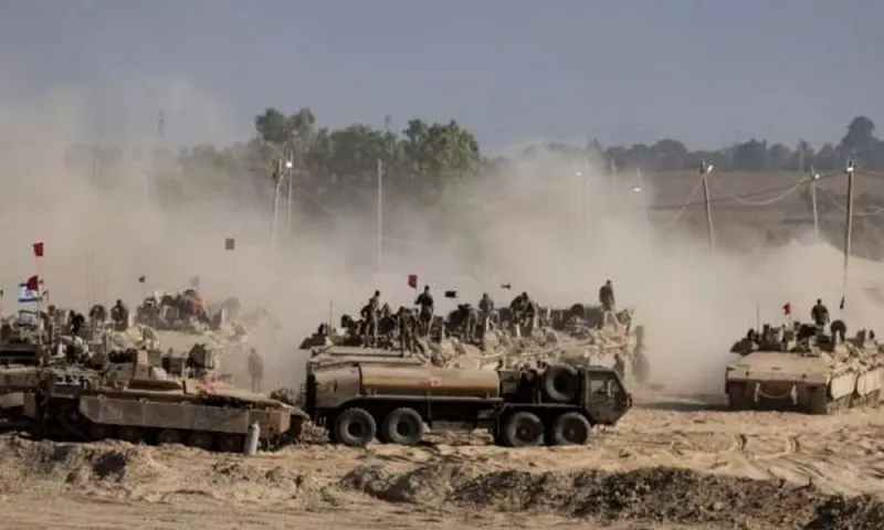 Các phương tiện quân sự và binh sĩ Israel tham gia chiến dịch ở Dải Gaza. Ảnh- GettyImages 