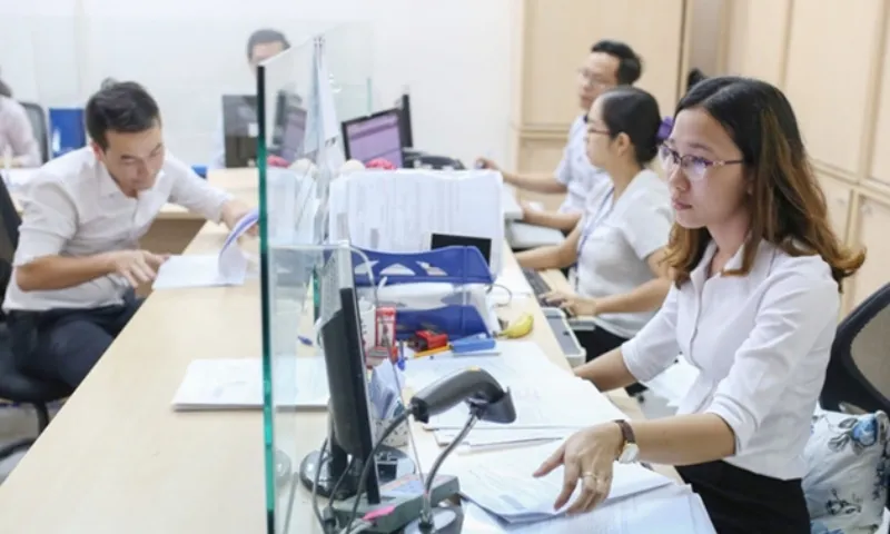 TPHCM: Chủ tịch xã, phường được quyết định chế độ lương công chức