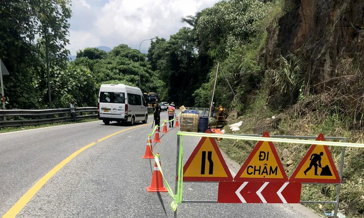 Thi công xuyên đêm, sửa chữa khẩn cấp đoạn Quốc lộ 20 qua đèo Bảo Lộc