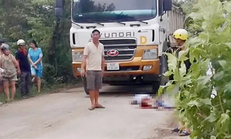 Ngã vào bánh xe ben, người đàn ông tử vong tại bệnh viện